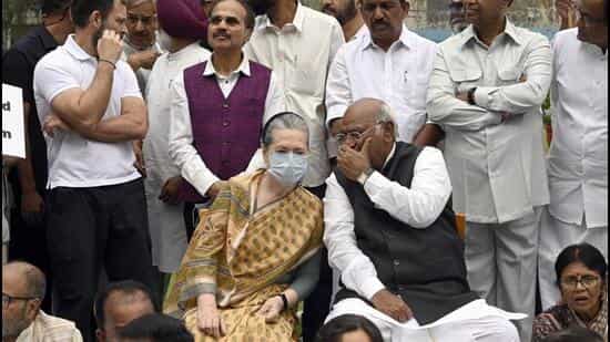 राज्यसभा में विपक्ष के नेता मल्लिकार्जुन खड़गे और कांग्रेस की पूर्व अध्यक्ष सोनिया गांधी राहुल गांधी और अन्य विपक्षी नेताओं के साथ 17 मार्च को नई दिल्ली में संसद भवन परिसर में अडानी समूह के खिलाफ विरोध प्रदर्शन के दौरान। (संजीव वर्मा/एचटी फोटो)